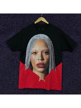 Beyoncé Cowboy Carter Star Red black split T-Shirt Size Medium